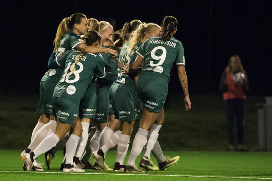 Hammarbys Frida Sjöberg jublar med lagkamrater
