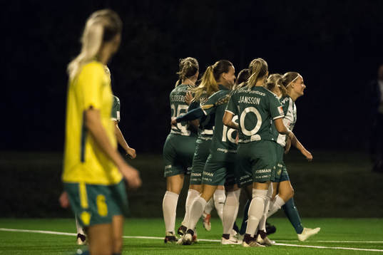 Hammarbys Frida Sjöberg jublar med lagkamrater