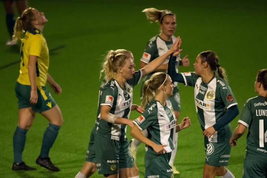 Hammarbys Emma Jansson jublar med lagkamrater