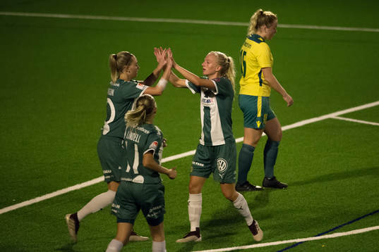 Hammarbys Emma Jansson jublar med lagkamrater