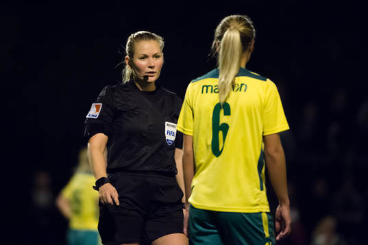 Domare Lauren Rapp pratar med Bollstanäs Emma Lillbäck