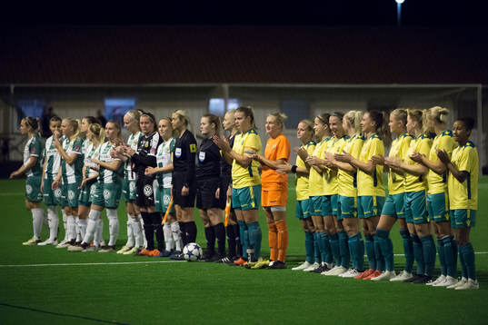 Båda laguppställningarna och domare innan fotbollsmatchen