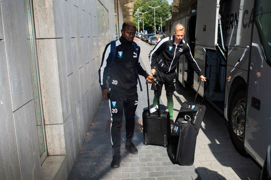 Bonke Innocent and goalkeeper Walter Viitala of Malmö FF
