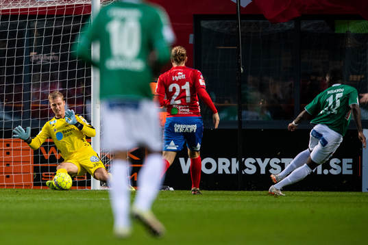 Helsingborgs målvakt Pär Hansson räddar skott från