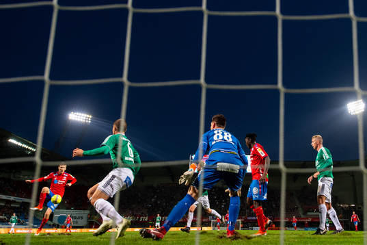 Helsingborgs Andri Runar  Bjarnason gör 1-0 bakom Brages