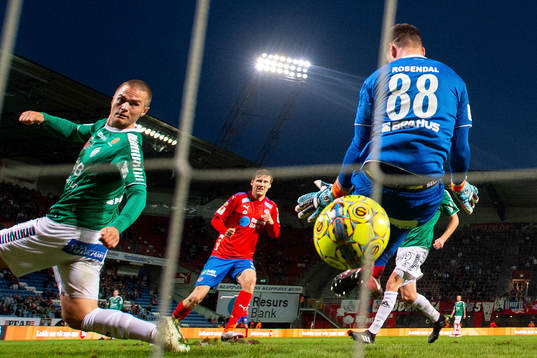 Helsingborgs Andri Runar  Bjarnason gör 1-0 bakom Brages
