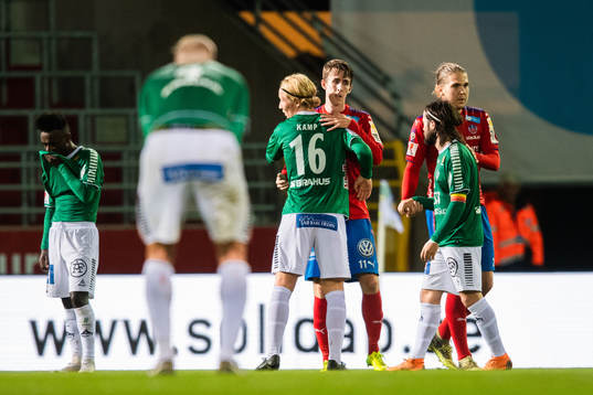 Helsingborgs Adam Eriksson tackar Brages Andre Kamp