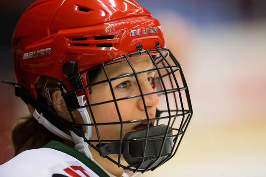 Modos Michela Cava innan ishockeymatchen i SDHL mellan