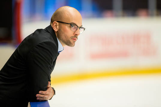 Modos tränare Björn Edlund innan ishockeymatchen i SDHL