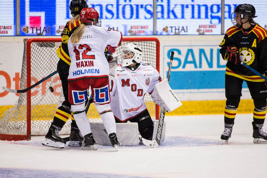 Brynäs Caroline Markström (ej i bild) reducerar till 4-3