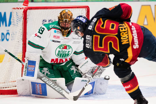 Rögles målvakt Justin Pogge motar ett skott från