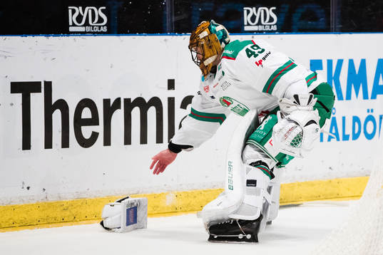 Rögles målvakt Justin Pogge plockar upp sin klubbhandske