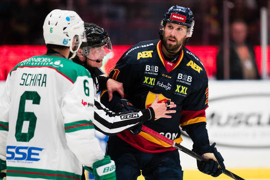 Djurgårdens Dick Axelsson och Rögles Craig Schira