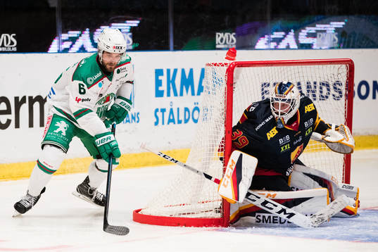 Rögles Craig Schira utmanar Djurgårdens målvakt Adam