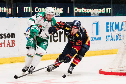 Rögles Thomas Christian i kamp om pucken med Djurgårdens