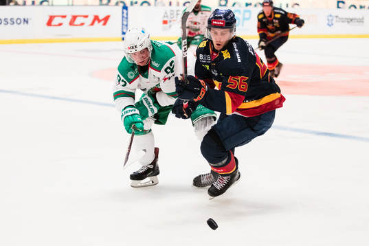 Rögles Thomas Christian i kamp om pucken med Djurgårdens