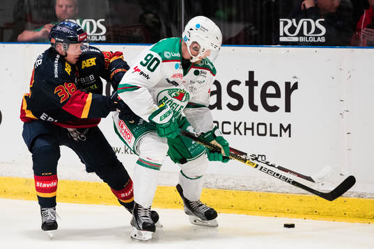 Djurgårdens Olle Alsing i kamp om pucken med Rögles Ted