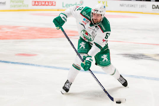 Rögles Jonas Ahnelöv med pucken