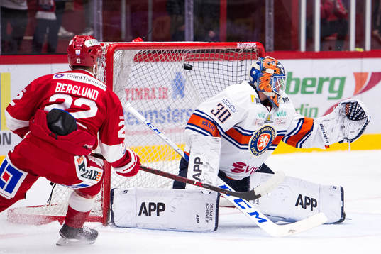 Timrås Emil Berglund gör 1-0 bakom Växjös målvakt
