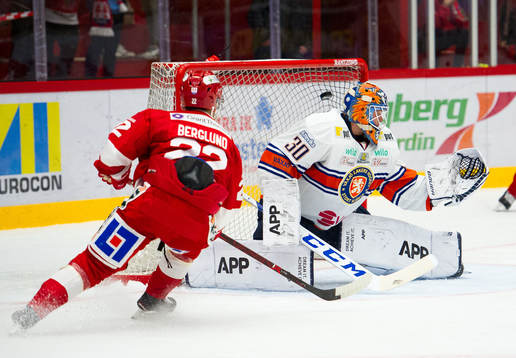 Timrås Emil Berglund gör 1-0 bakom Växjös målvakt