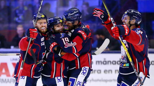 Linköpings Joe Whitney jublar och blir omkramad