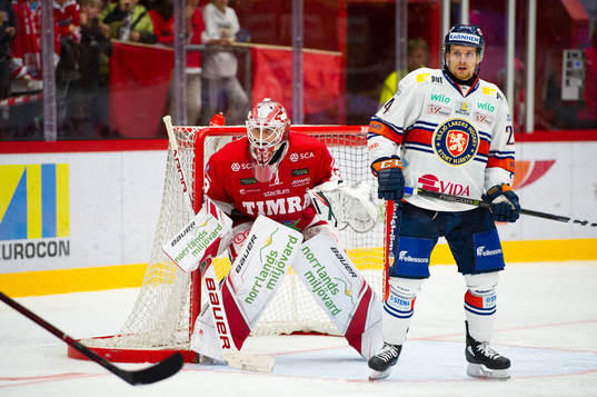 Timrås målvakt Niklas Svedberg och Växjös Brendan