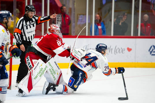 Timrås målvakt Niklas Svedberg tacklar Växjös Brendan