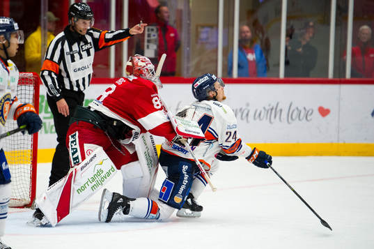 Timrås målvakt Niklas Svedberg tacklar Växjös Brendan