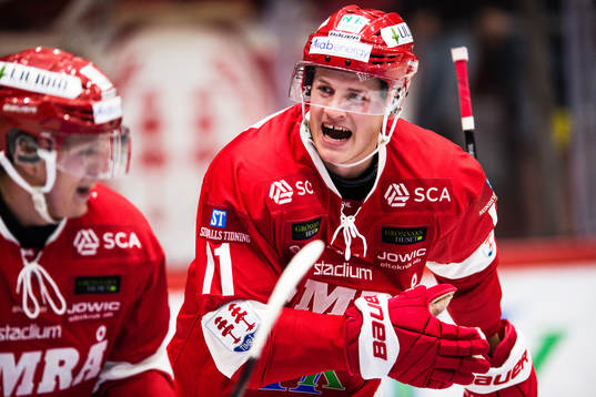 Timrås Henrik Törnqvist jublar
