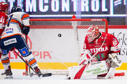 Timrås Niklas Svedberg släpper in 2-1 målet av Växjös