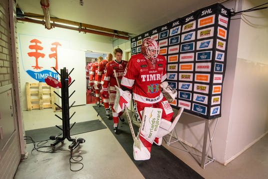 Timrås Niklas Svedberg påväg in på isen