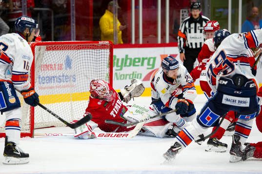 Timrås Niklas Svedberg och Växjös Brendan Shinnimin