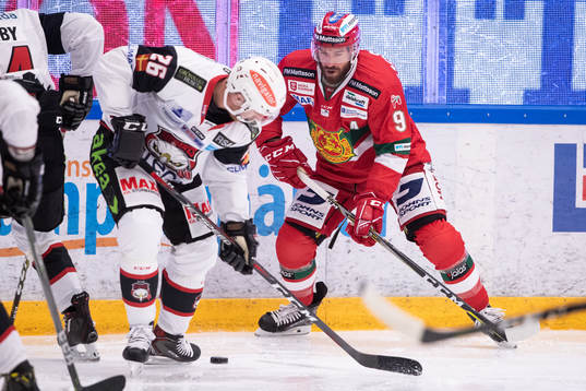 Malmö Redhawks Axel Wemmenborn och Moras Andrew Rowe  i