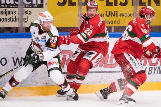 Malmö Redhawks Jens Olsson och Moras Matt Bailey  i