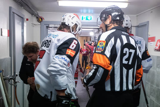 Malmö Redhawks Stefan Warg och huvuddomare Mikael Sjöqvist