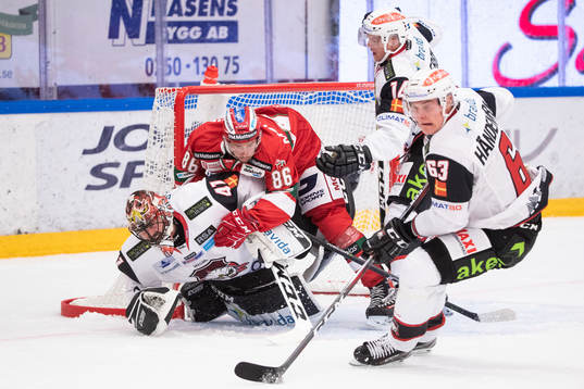 Moras Mathias Bromé kör in i Malmö Redhawks målvakt