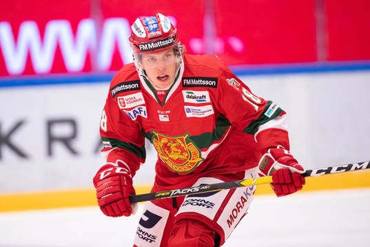 Moras Emil Aronsson  i ishockeymatchen i SHL mellan Mora