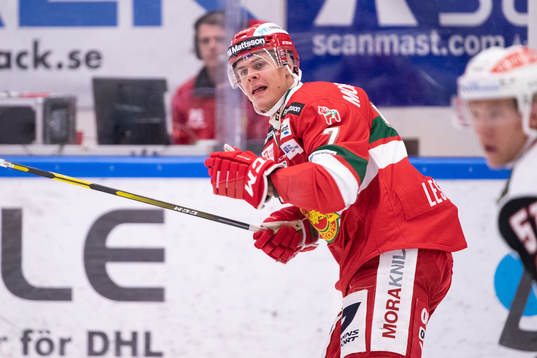 Moras Erlend Lesund  i ishockeymatchen i SHL mellan Mora