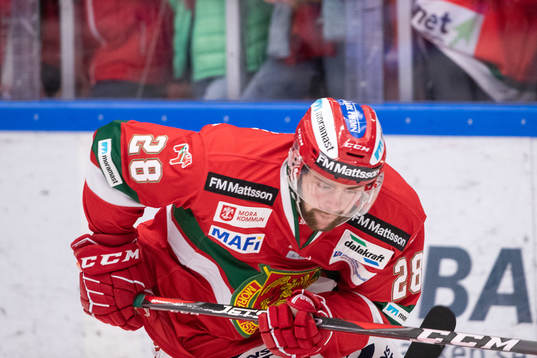 Moras Oskar Svanlund  i ishockeymatchen i SHL mellan Mora
