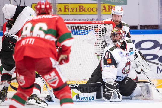 Malmö Redhawks målvakt Cristopher Nilstorp räddar  i
