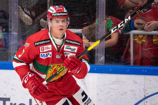 Moras Erlend Lesund  i ishockeymatchen i SHL mellan Mora