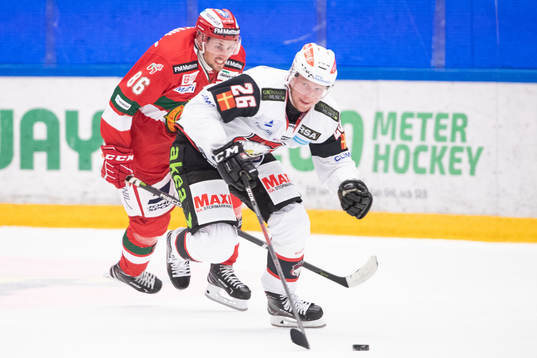 Moras Mathias Bromé jagar Malmö Redhawks Axel Wemmenborn