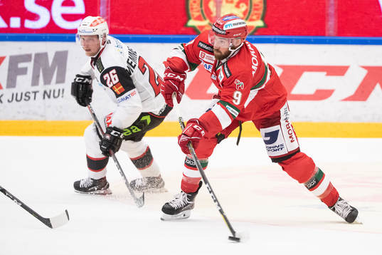 Moras Andrew Rowe och Malmö Redhawks Axel Wemmenborn  i