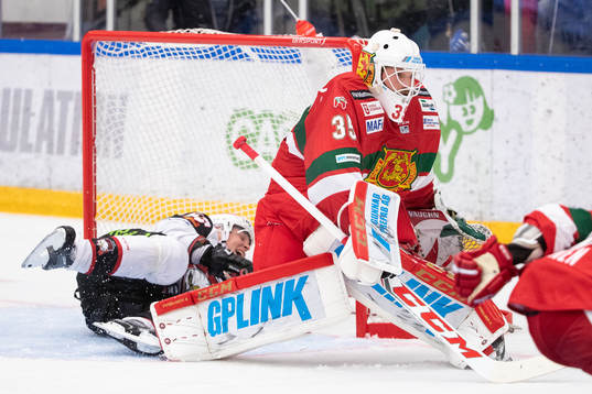 Malmö Redhawks Fredrik Händemark åker in i målet bakom