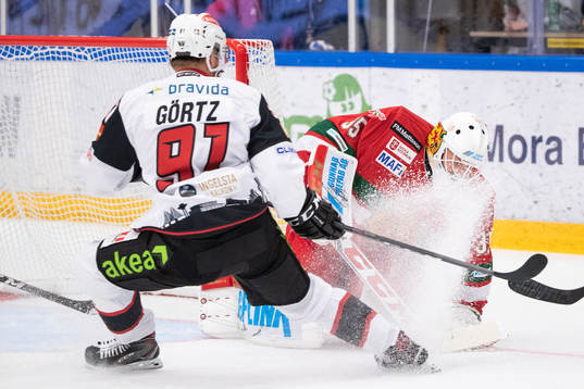 Malmö Redhawks Max Görtz framför Moras målvakt