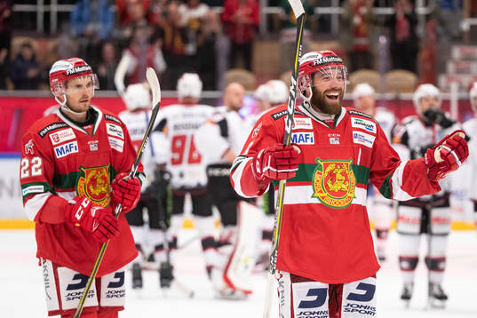 Moras Andrew Rowe och Matt Bailey jubel