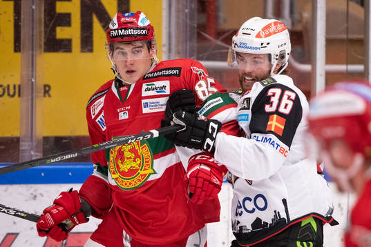 Moras Michael Haga och Malmö Redhawks Anton Öhman  i