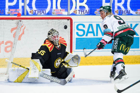 Brynäs målvakt David Rautio och Frölundas Tim Söderlund