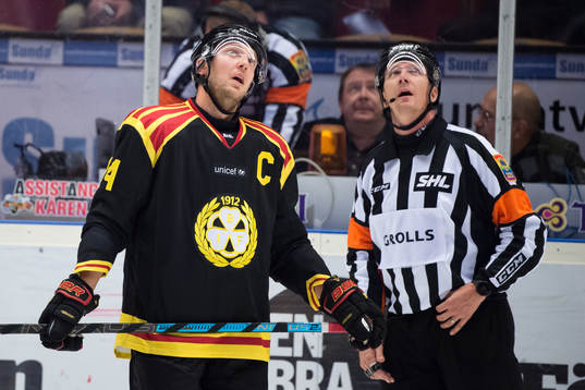 Brynäs Jacob Blomqvist och domare Daniel Winge