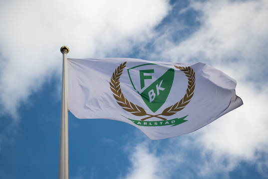 En flagga med Färjestads klubbmärke på